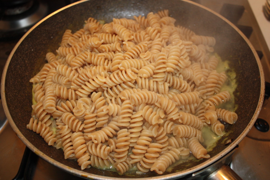 fusilli con crema di verdure - versare la pasta