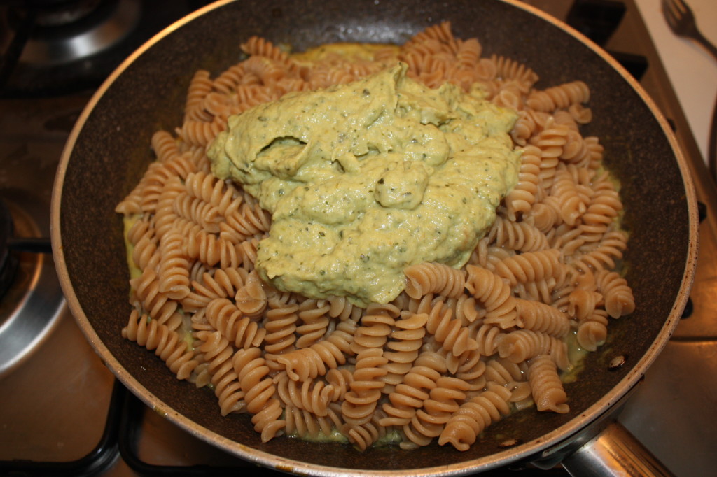 fusilli con crema di verdure - aggiungere la crema