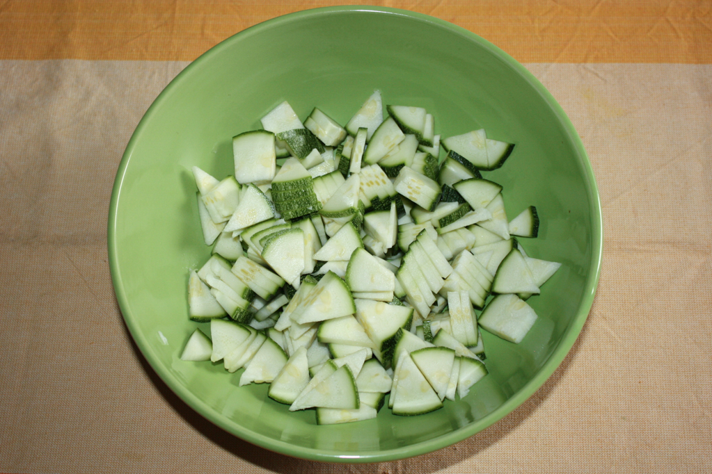riso saltato con zucchine e peperoni - tagliare le zucchine