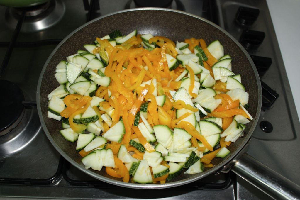 riso saltato con zucchine e peperoni - cuocere le verdure