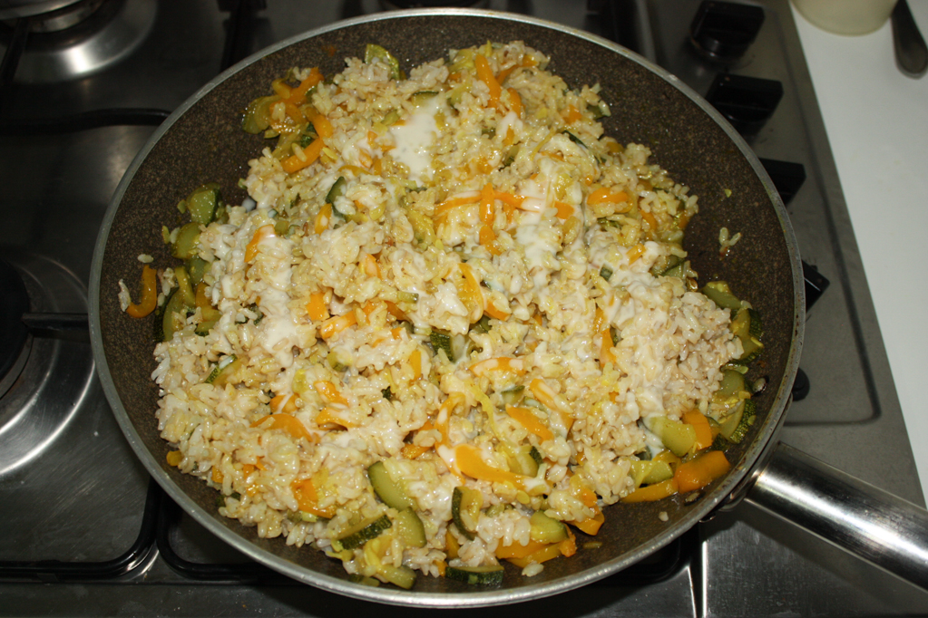 riso saltato con zucchine e peperoni - unire il riso alle verdure