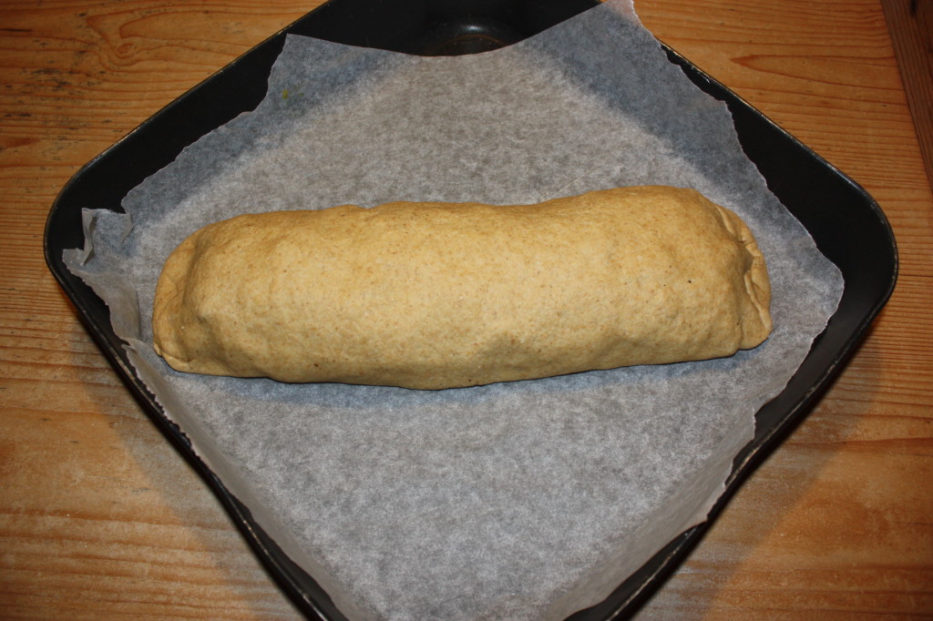 strudel di verdure - arrotolare lo strudel