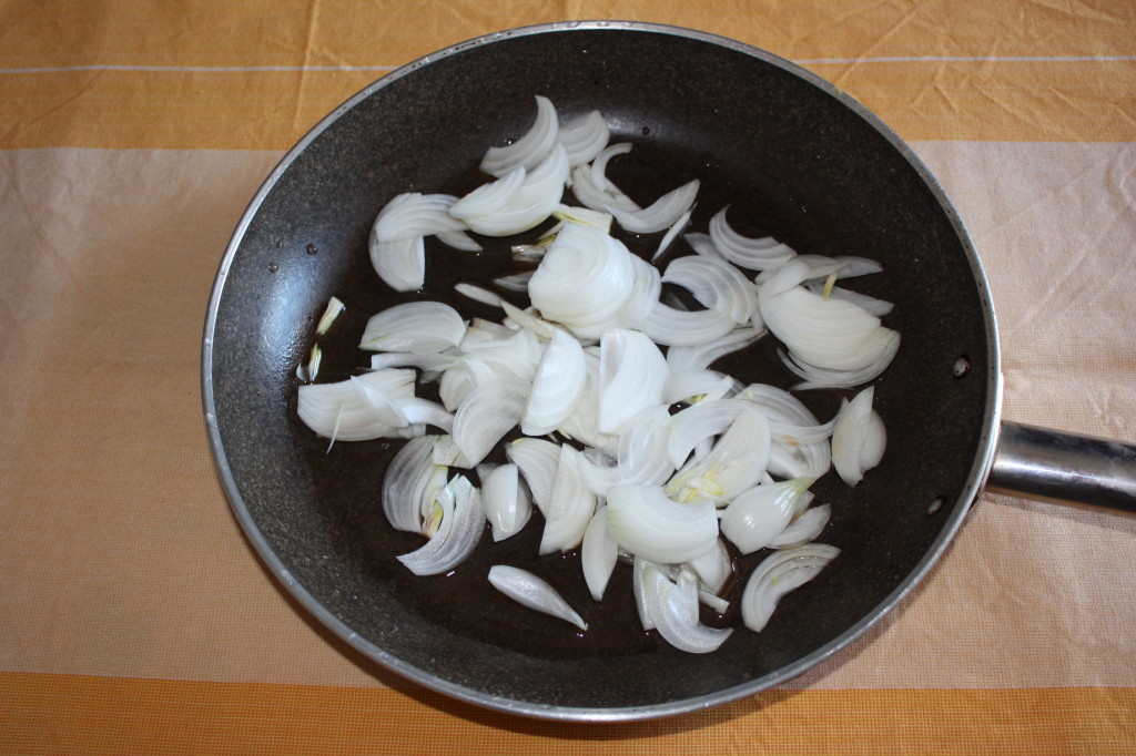 linguine con funghi e noci - saltare la cipolla