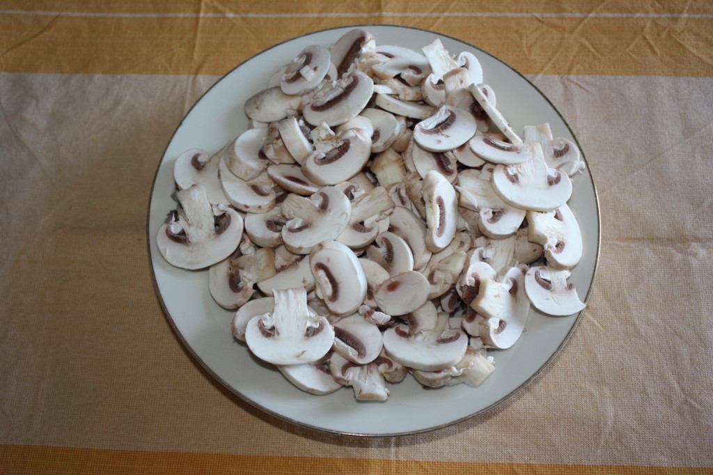 linguine con funghi e noci - tagliare i funghi