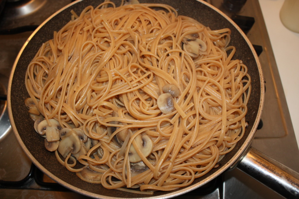 linguine con funghi e noci - aggiungere la pasta