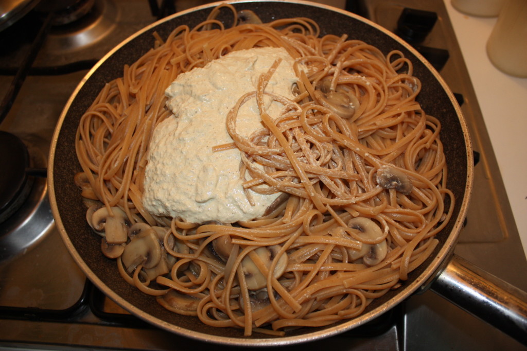 linguine con funghi e noci - aggiungere le noci