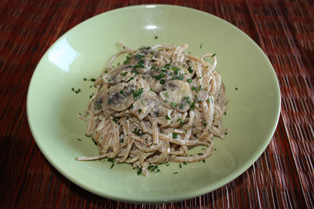 linguine con funghi e noci - piatto pronto