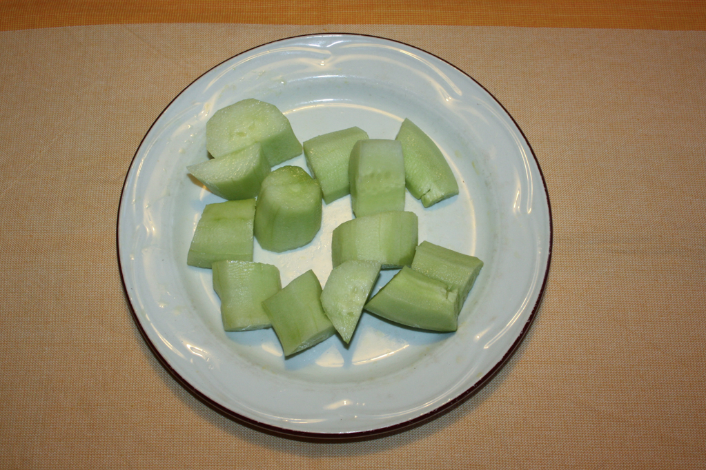gazpacho - tagliare i cetrioli