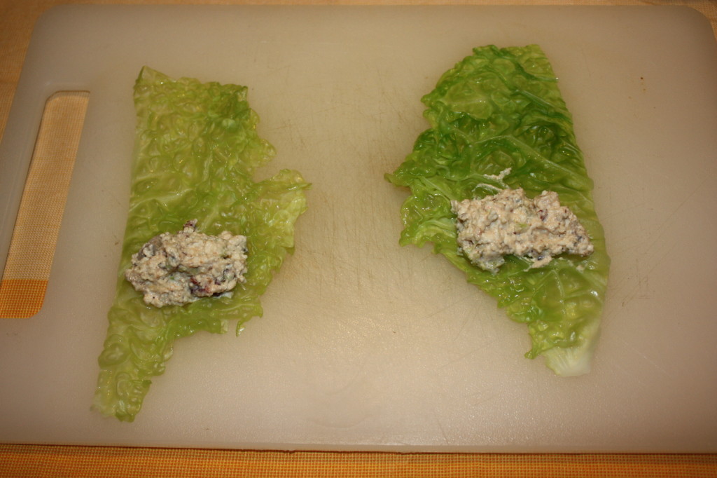 rotolini di verza ripieni - disporre le foglie