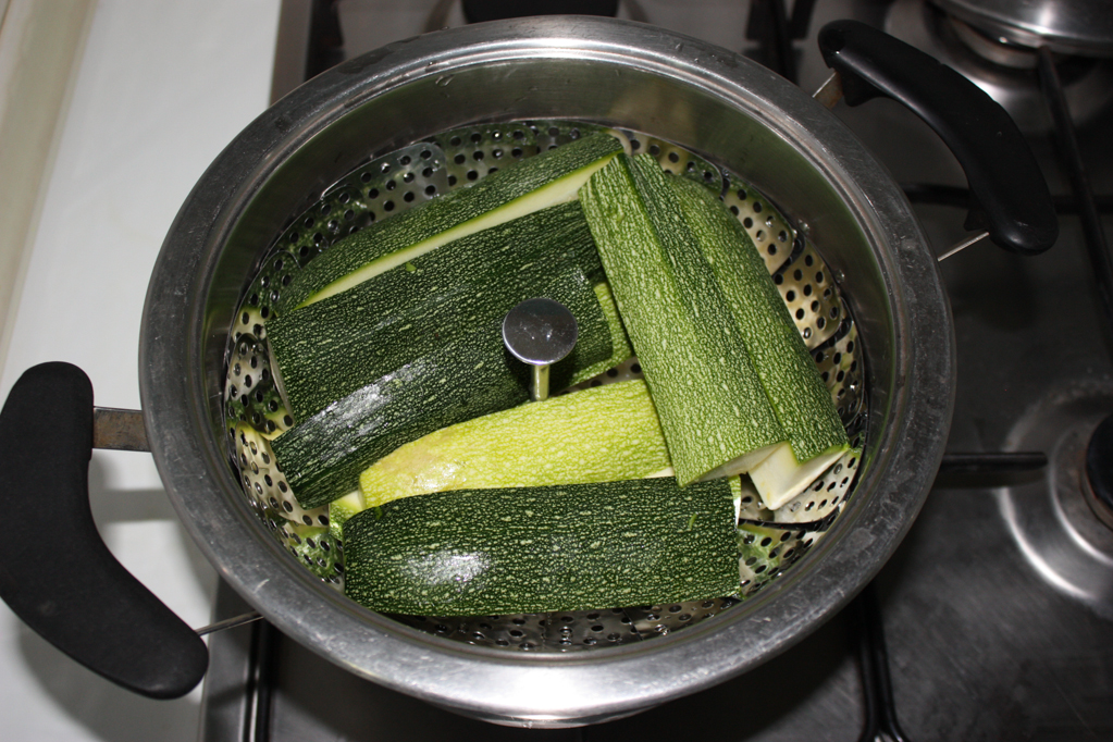 linguine con pesto di zucchine e mandorle - lessare le zucchine
