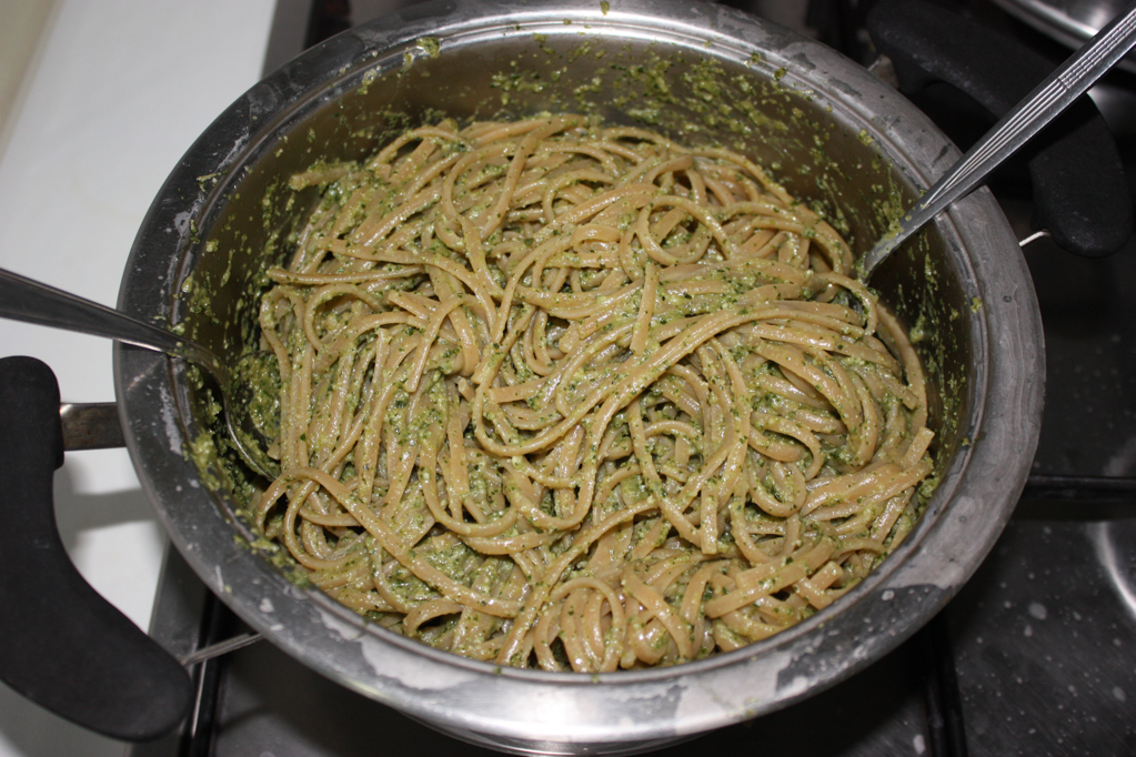 linguine con pesto di zucchine e mandorle - unire pasta e pesto