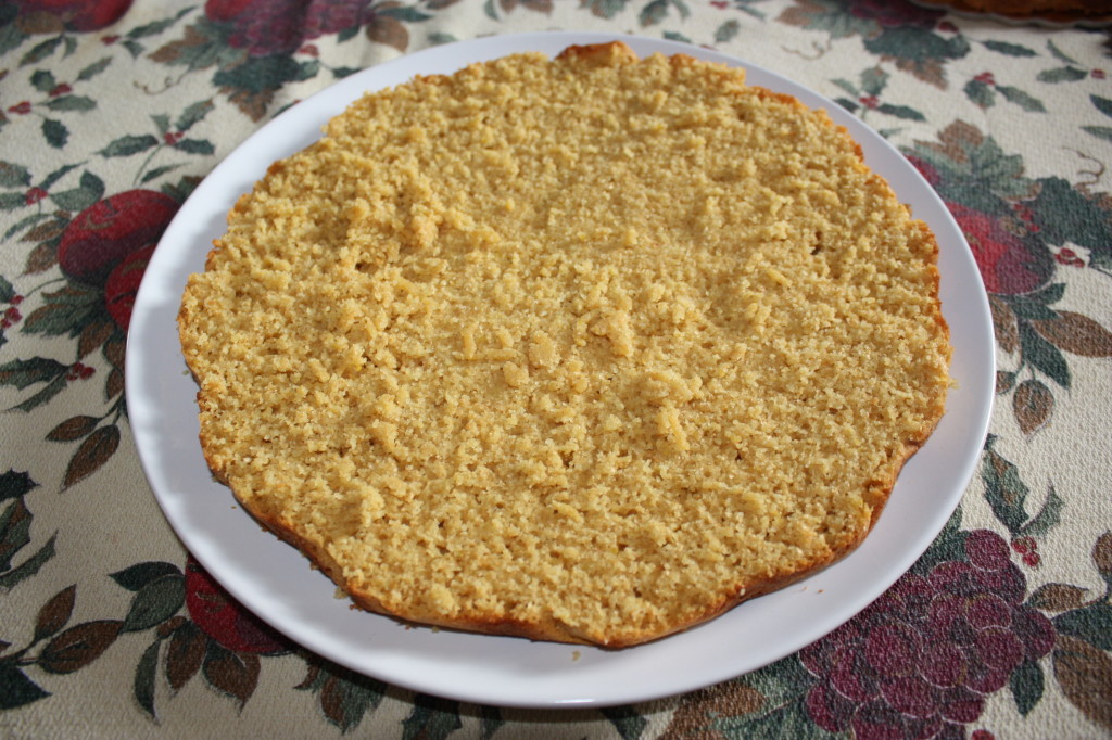 torta all'arancia - tagliare la torta