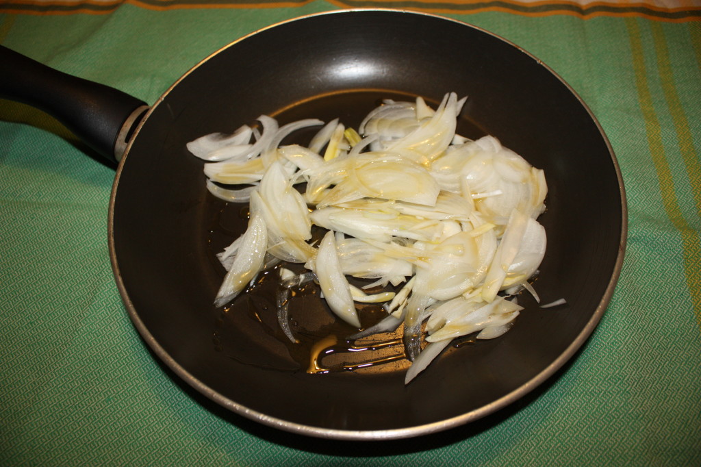 cubetti di polenta su crema di funghi - saltare le cipolle