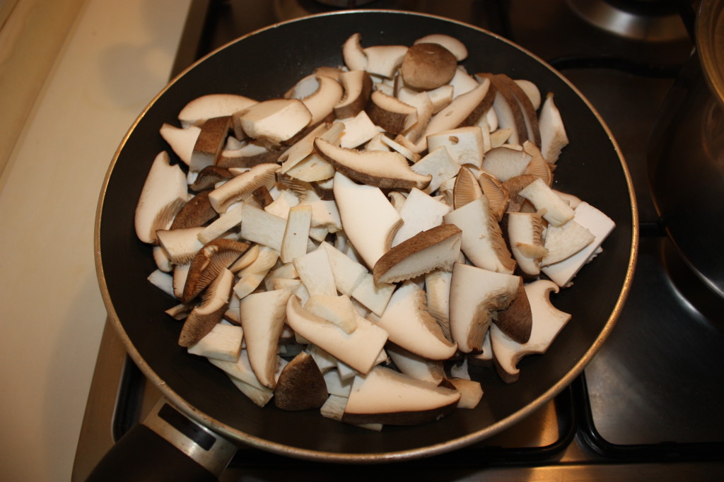 cubetti di polenta su crema di funghi - saltare i funghi