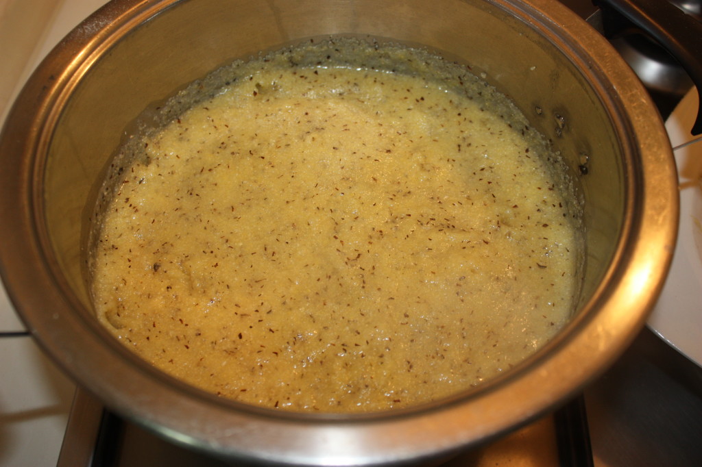cubetti di polenta su crema di funghi - cuocere la polenta