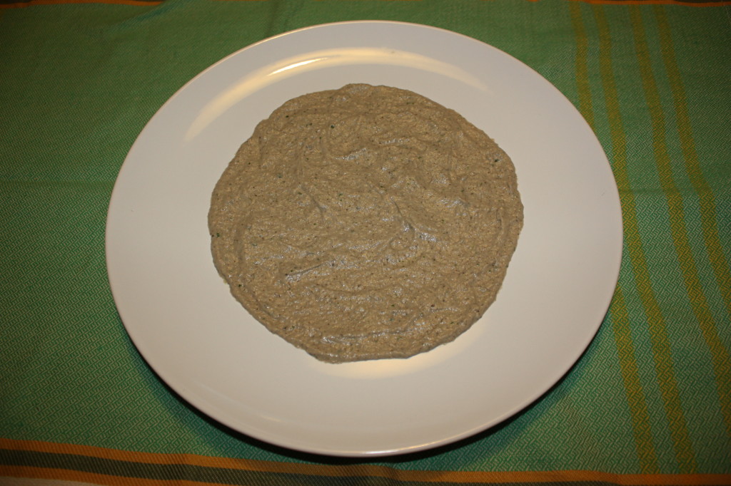 cubetti di polenta su crema di funghi - stendere la crema di funghi
