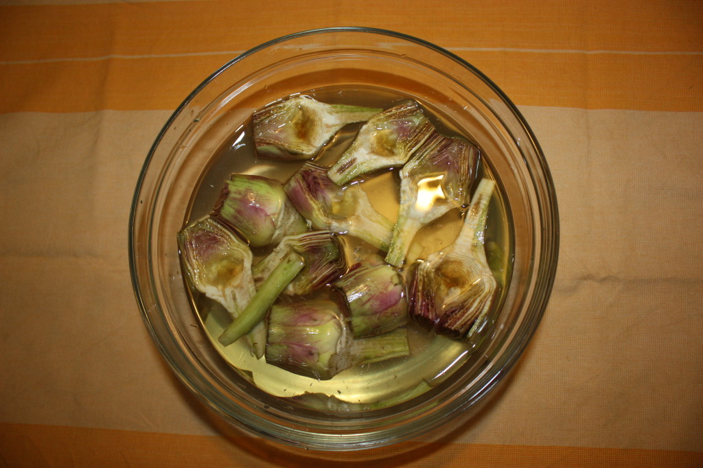 vellutata di carciofi - tagliare i carciofi