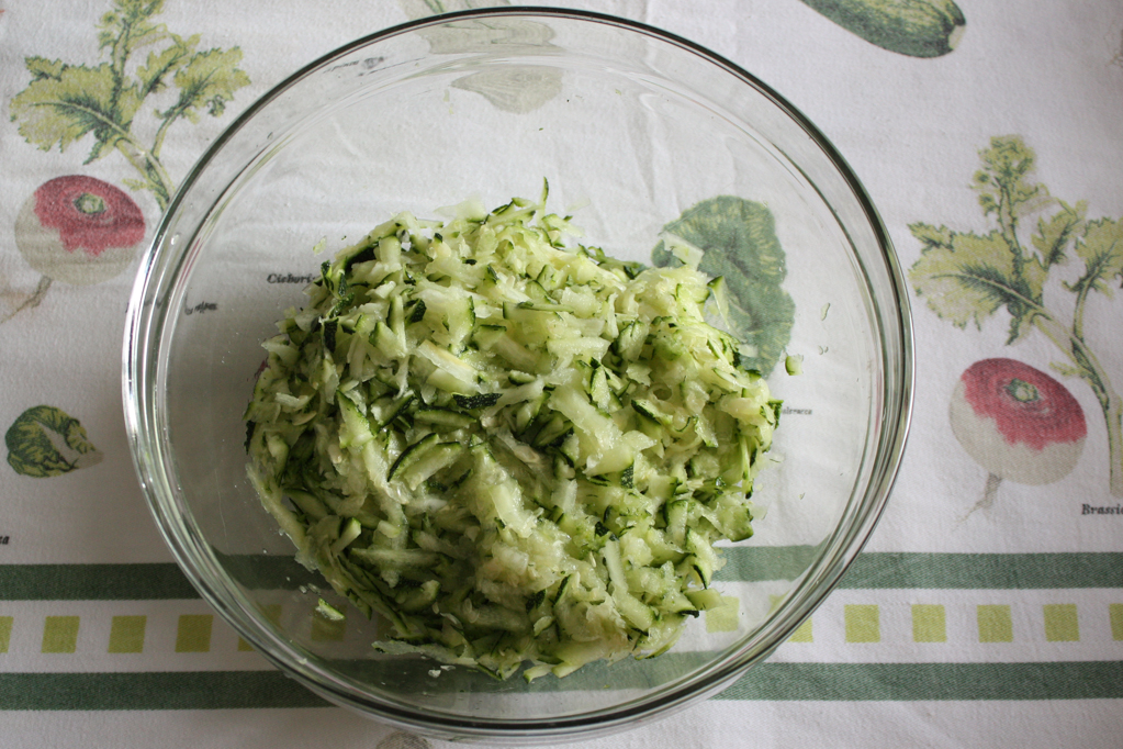 frittelle di zucchine al forno - grattugiare le zucchine