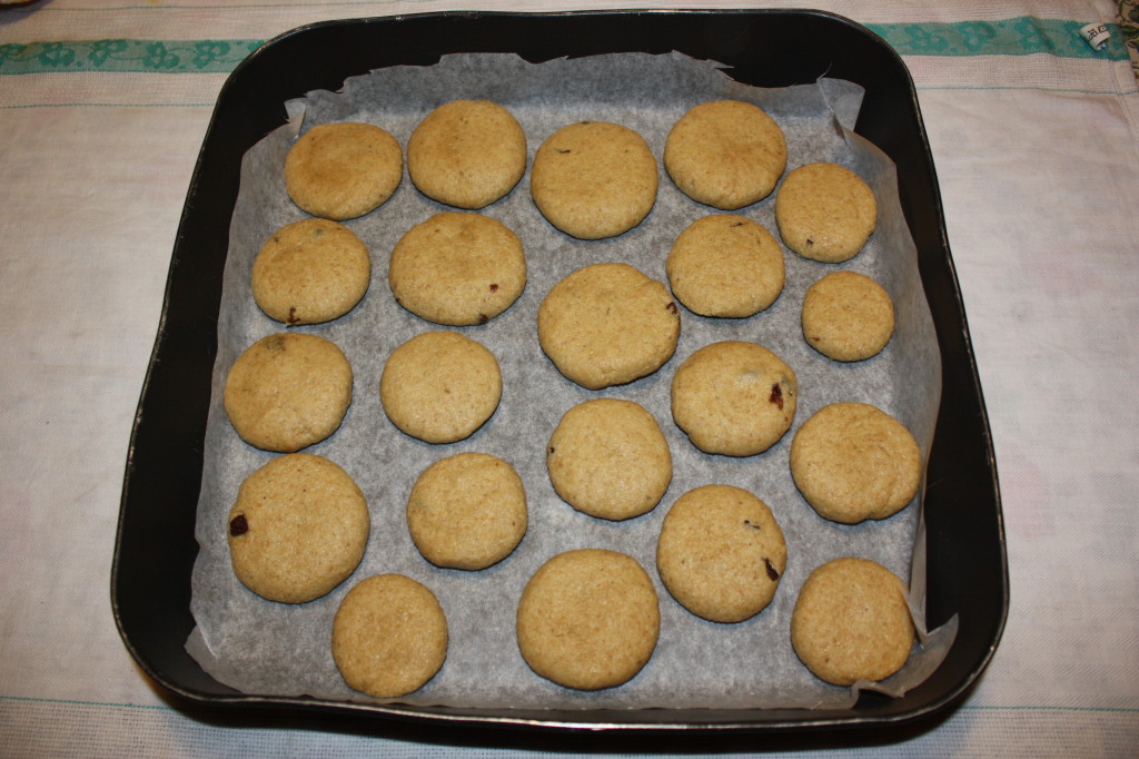 biscotti alla banana e uvette - formare i biscotti