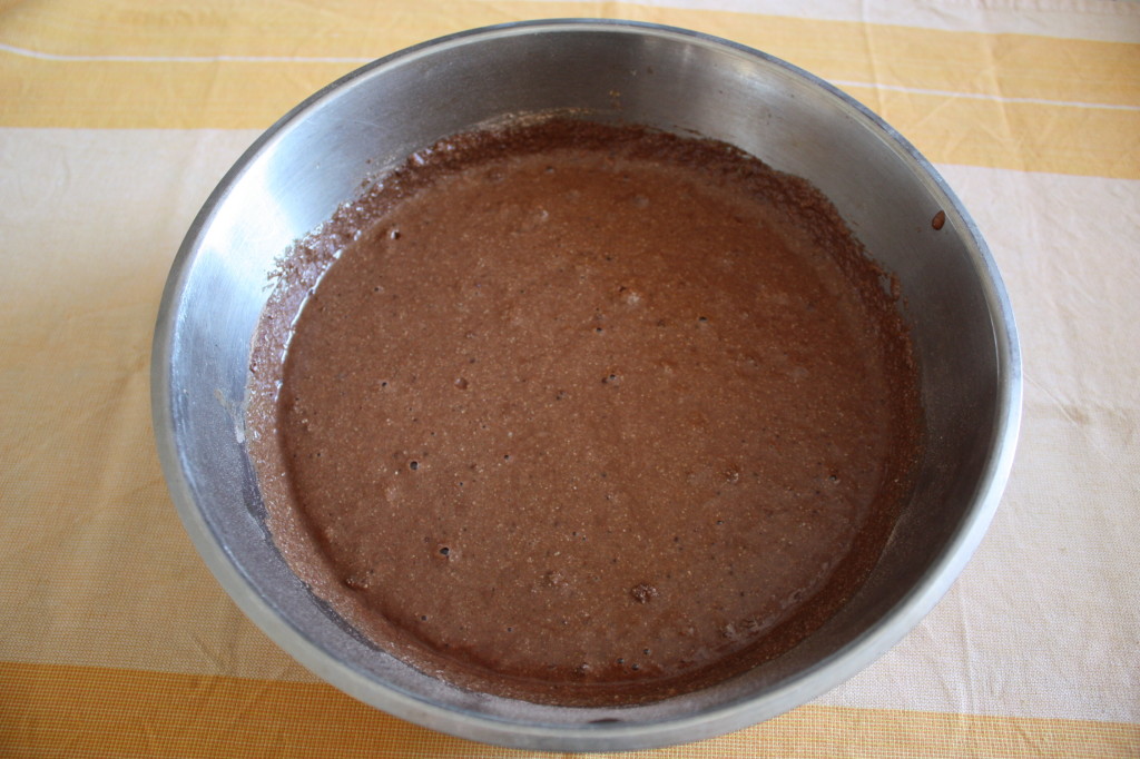 torta vegan al cioccolato e pere - unire i composti