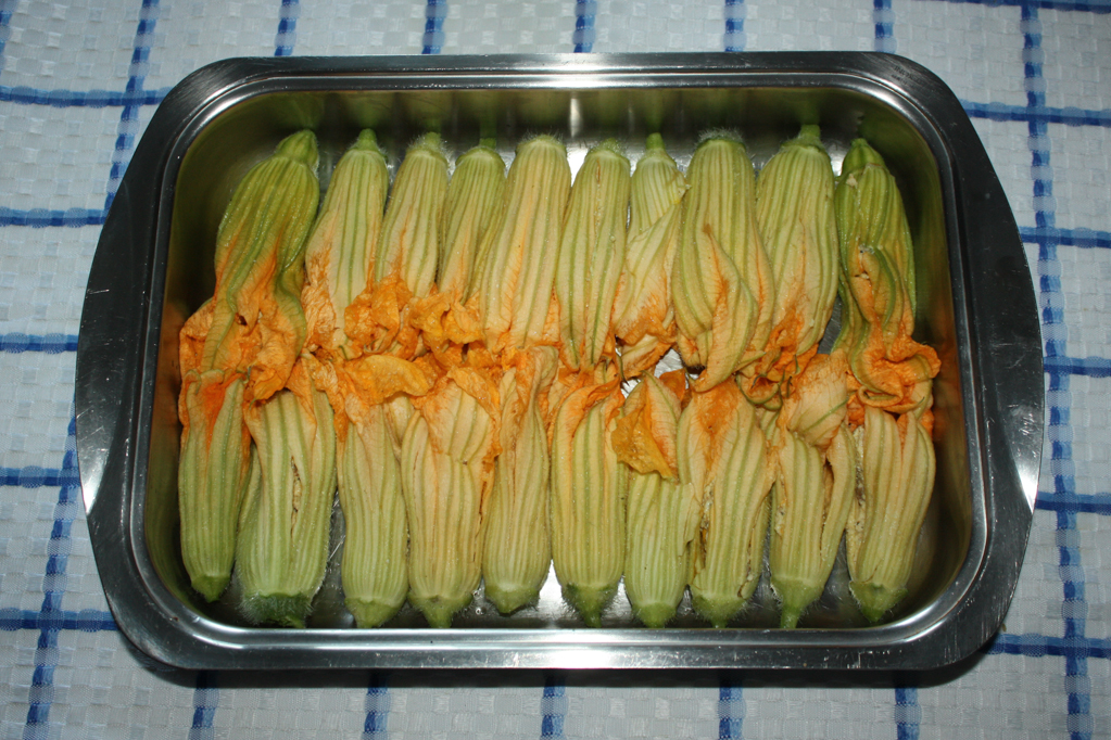 fiori di zucchina al tofu affumicato - riempire i fiori