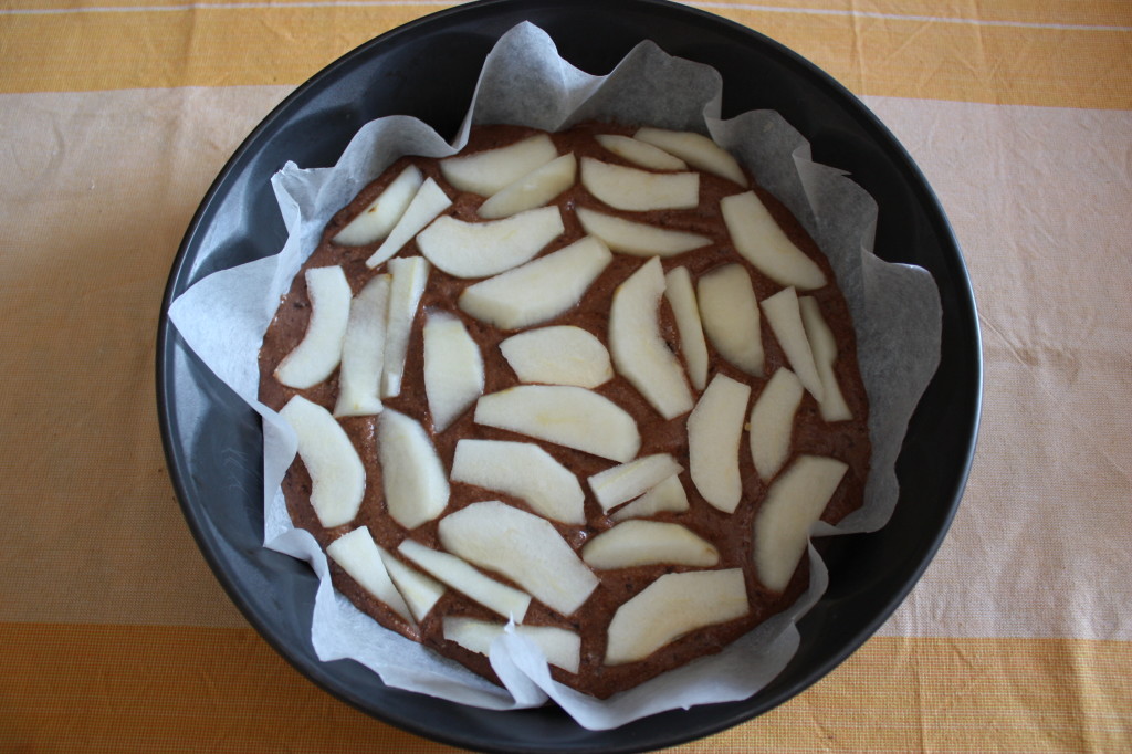 torta vegan al cioccolato e pere - aggiungere le pere