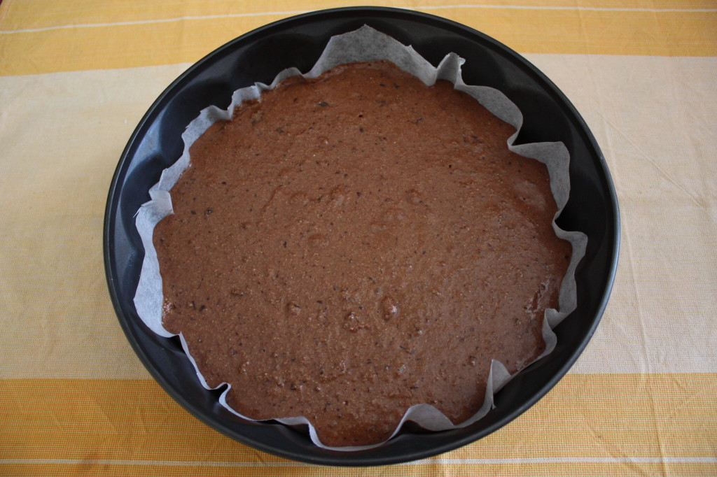 torta vegan al cioccolato e pere - versare tutto il composto