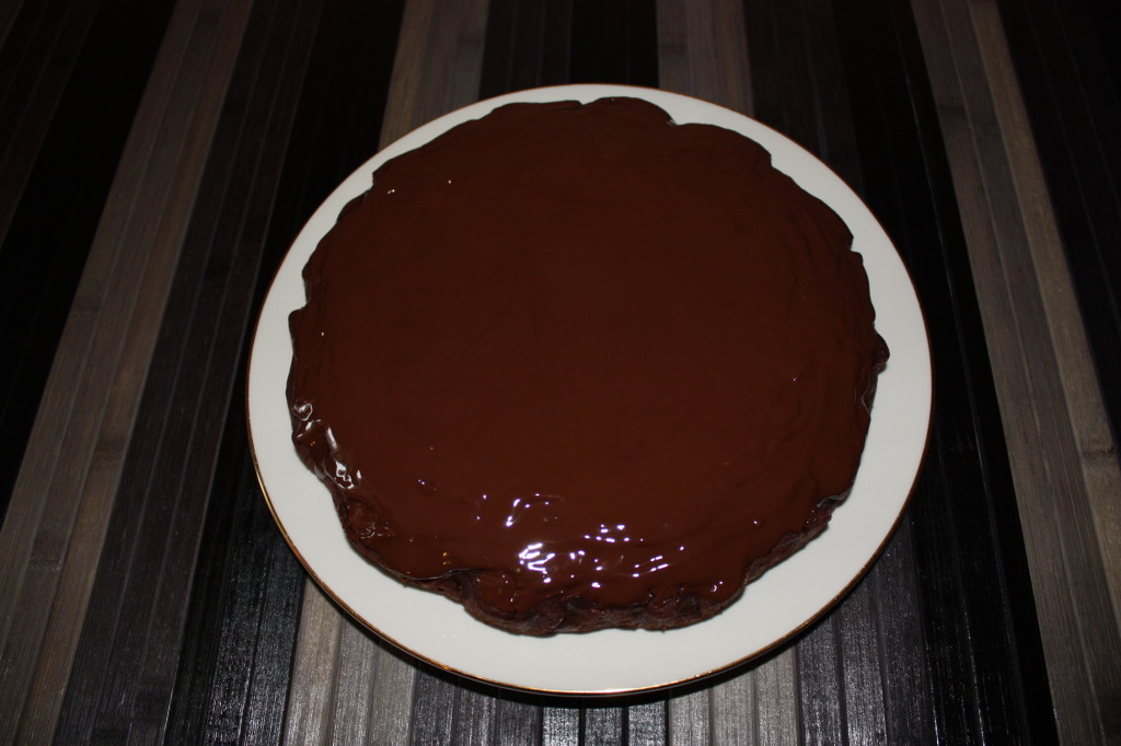 torta vegan al cioccolato e pere - versare cioccolato sulla superficie
