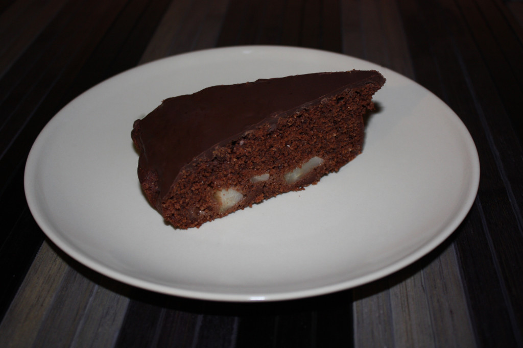 torta vegan al cioccolato e pere - torta pronta