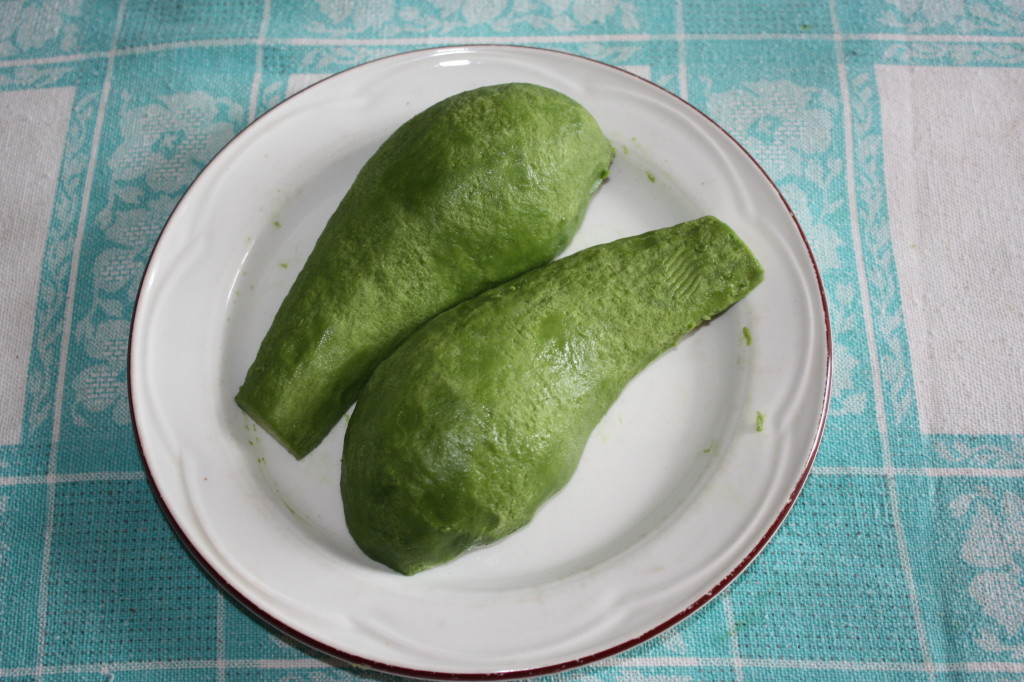 penne al pesto di rucola e avocado - pulire l'avocado