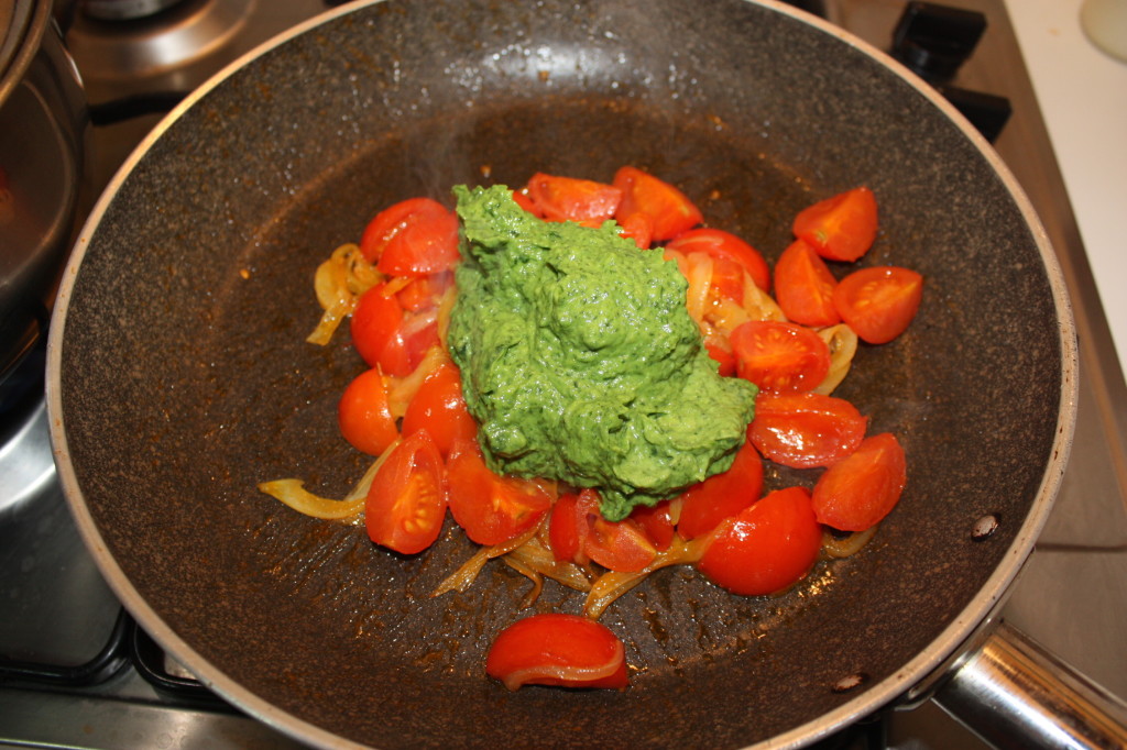 penne al pesto di rucola e avocado - aggiungere il pesto ai pomodori