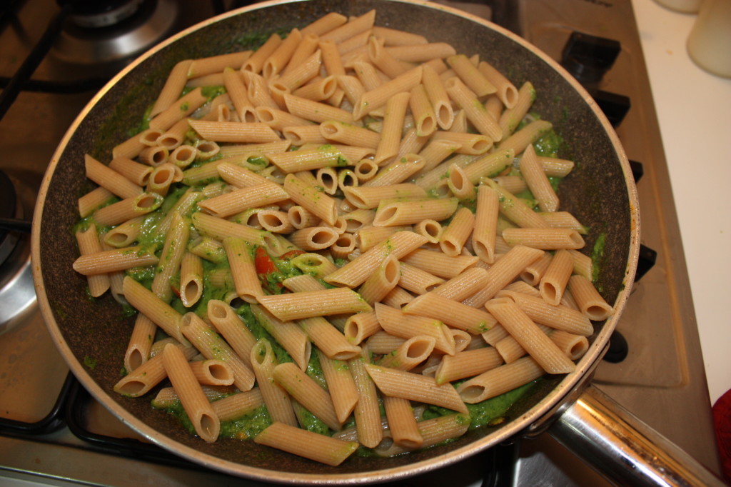 penne al pesto di rucola e avocado - aggiungere la pasta