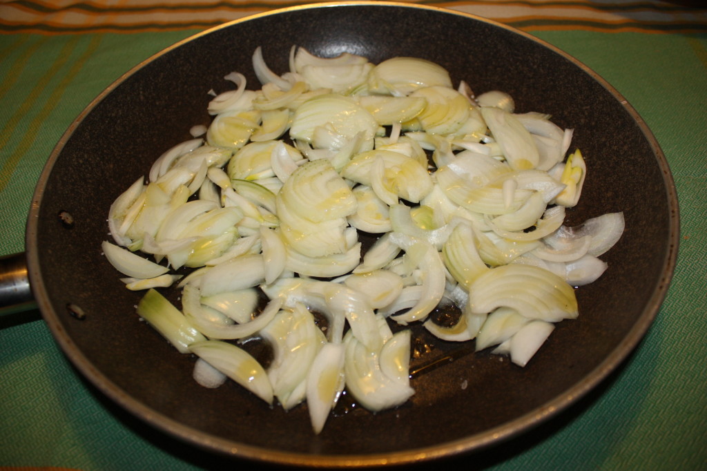 fagottini di verdure - dorare la cipolla