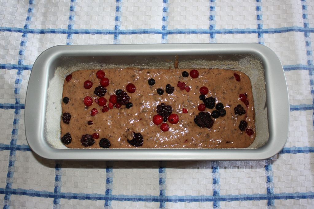 Plumcake al cioccolato e frutti di bosco - aggiungere i frutti di bosco