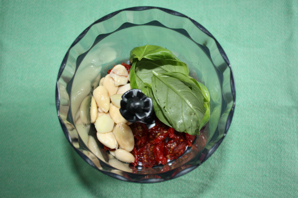 fusilli al pesto mediterraneo - frullare i pomodori