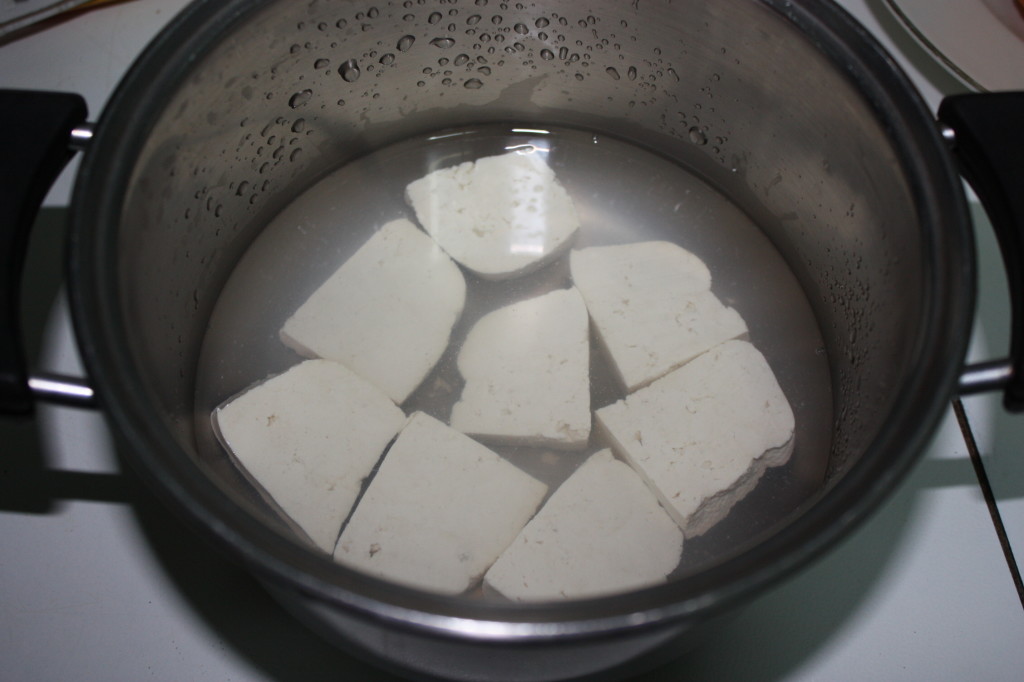 barchette di indivia con crema di arachidi e anacardi - sbollentare il tofu