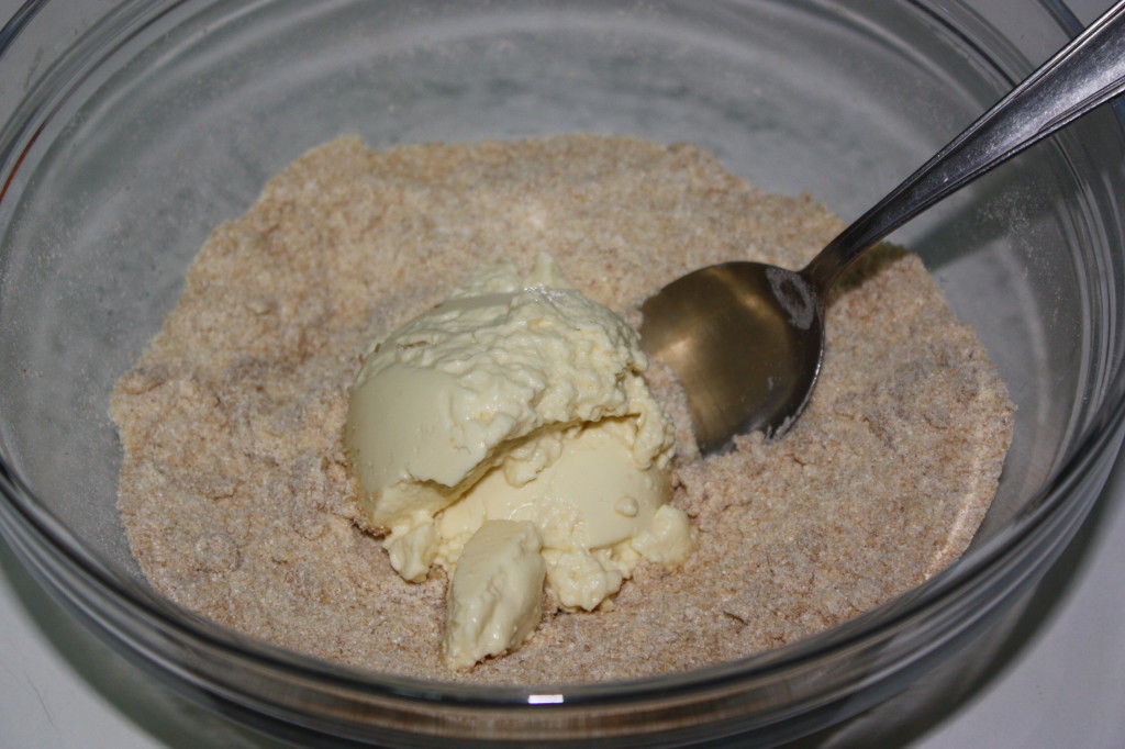 apple crumble vegan - aggiungere il burro vegetale