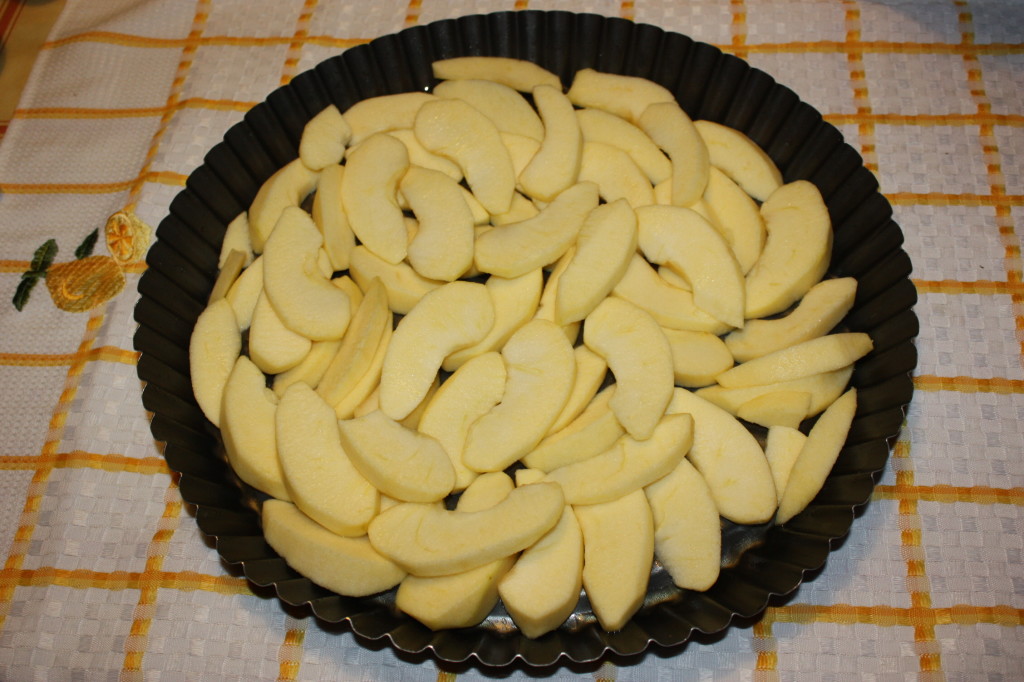 apple crumble vegan - aggiungere le mele nella teglia