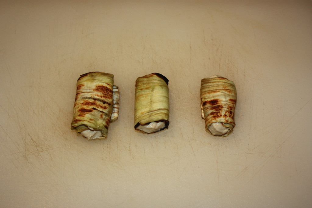 involtini di melanzana con crema di arachidi e anacardi - arrotolare le melanzane