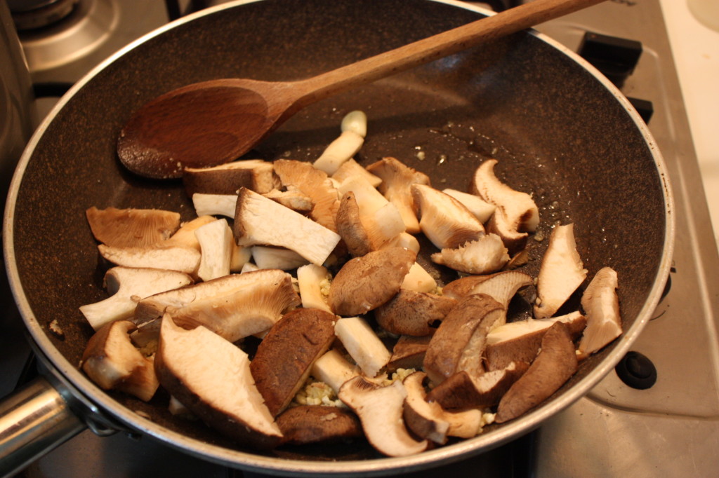 sedani con cime di rapa e funghi - saltare i funghi