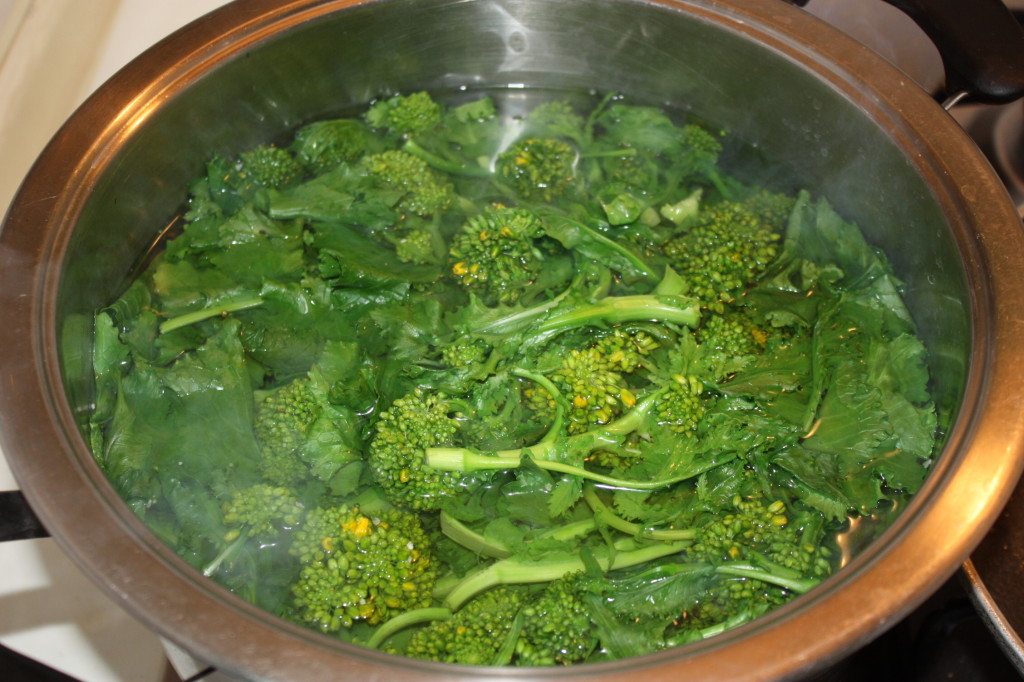 sedani con cime di rapa e funghi - lessare le cime di rapa