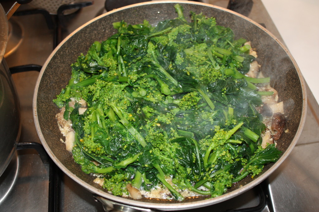 sedani con cime di rapa e funghi - unire le cime di rapa con i funghi