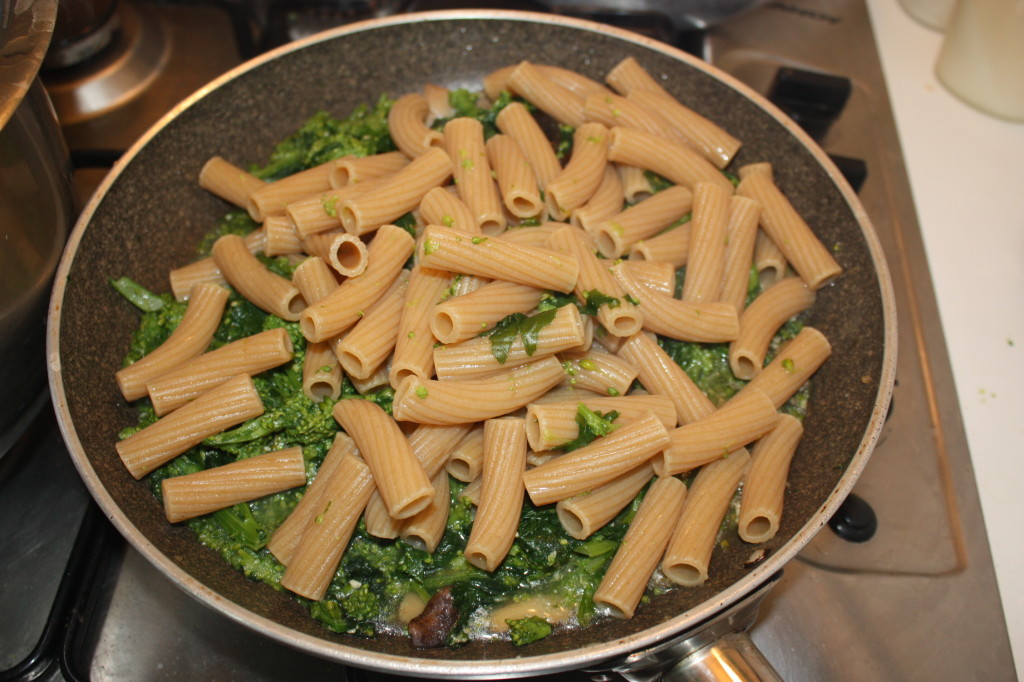 sedani con cime di rapa e funghi - saltare la pasta