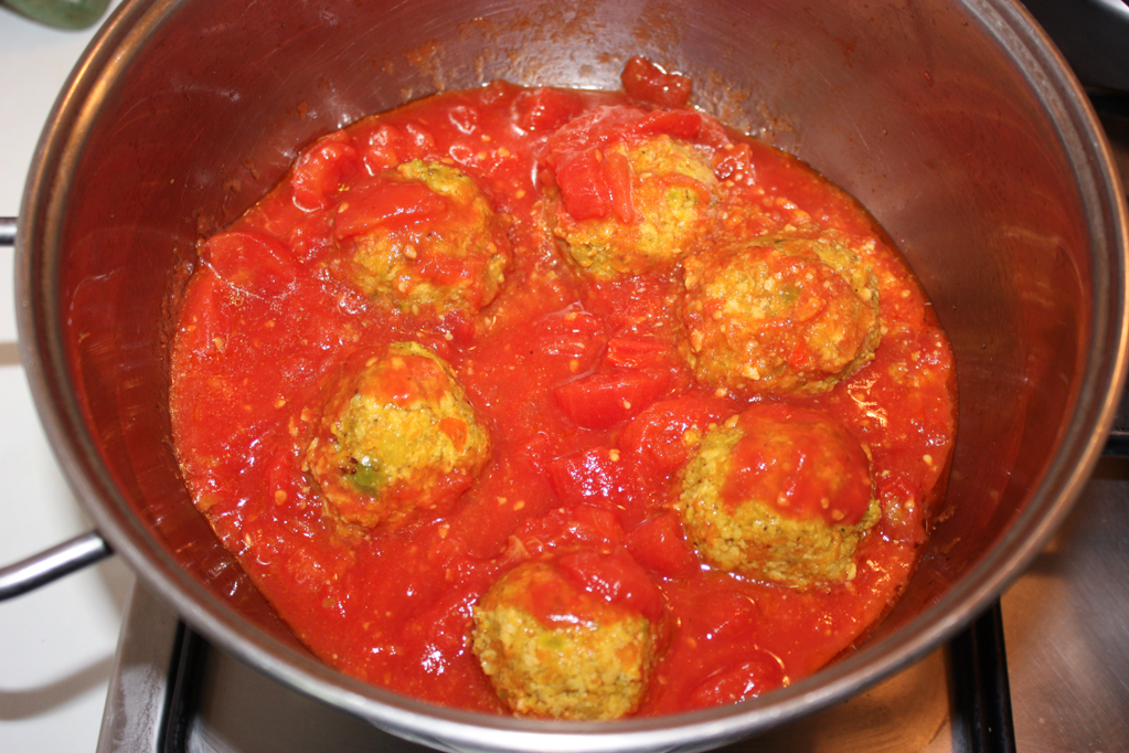 polpette di soia al sugo - aggiungere la salsa