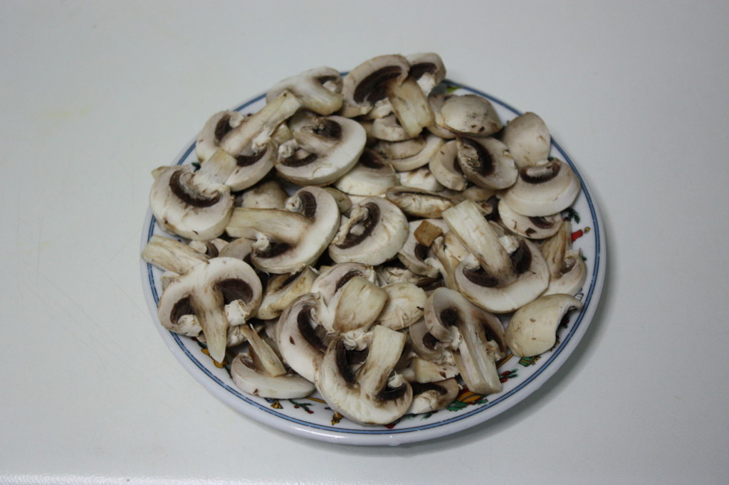 fusilli con funghi e pomodori secchi - tagliare i funghi