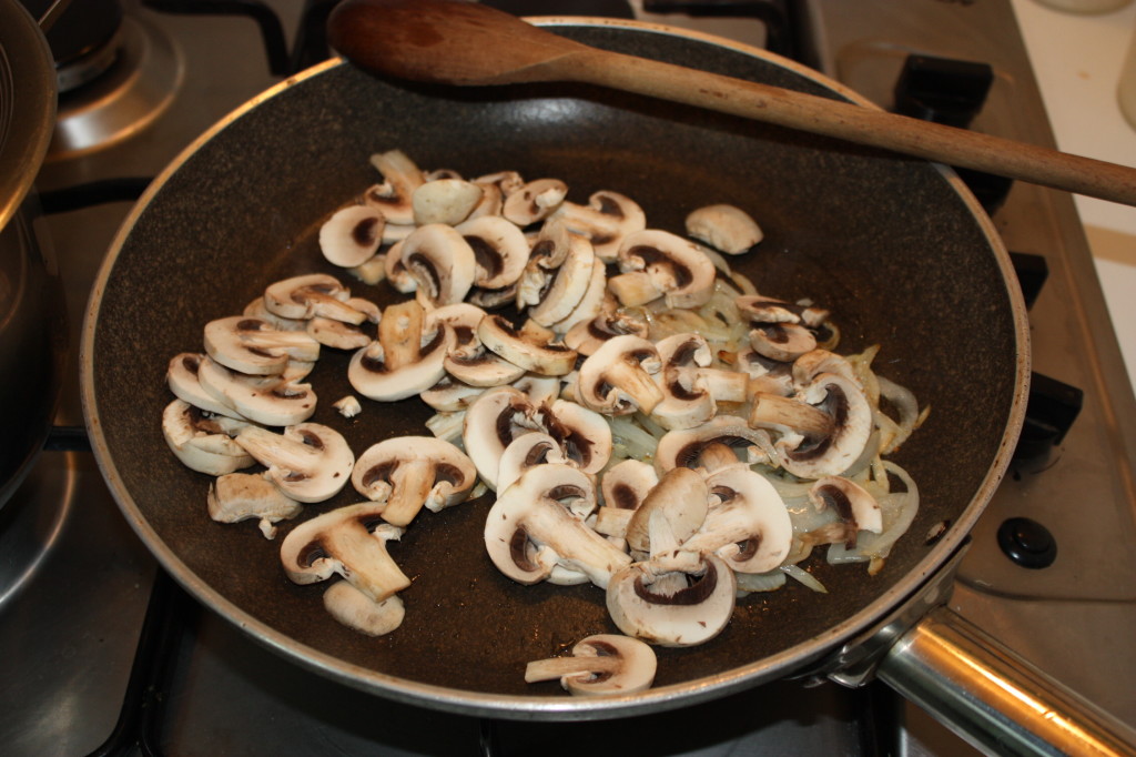 fusilli con funghi e pomodori secchi - saltare i funghi