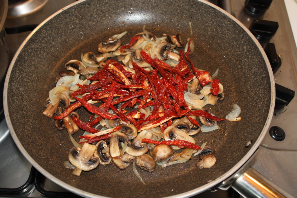 fusilli con funghi e pomodori secchi - aggiungere i pomodori secchi