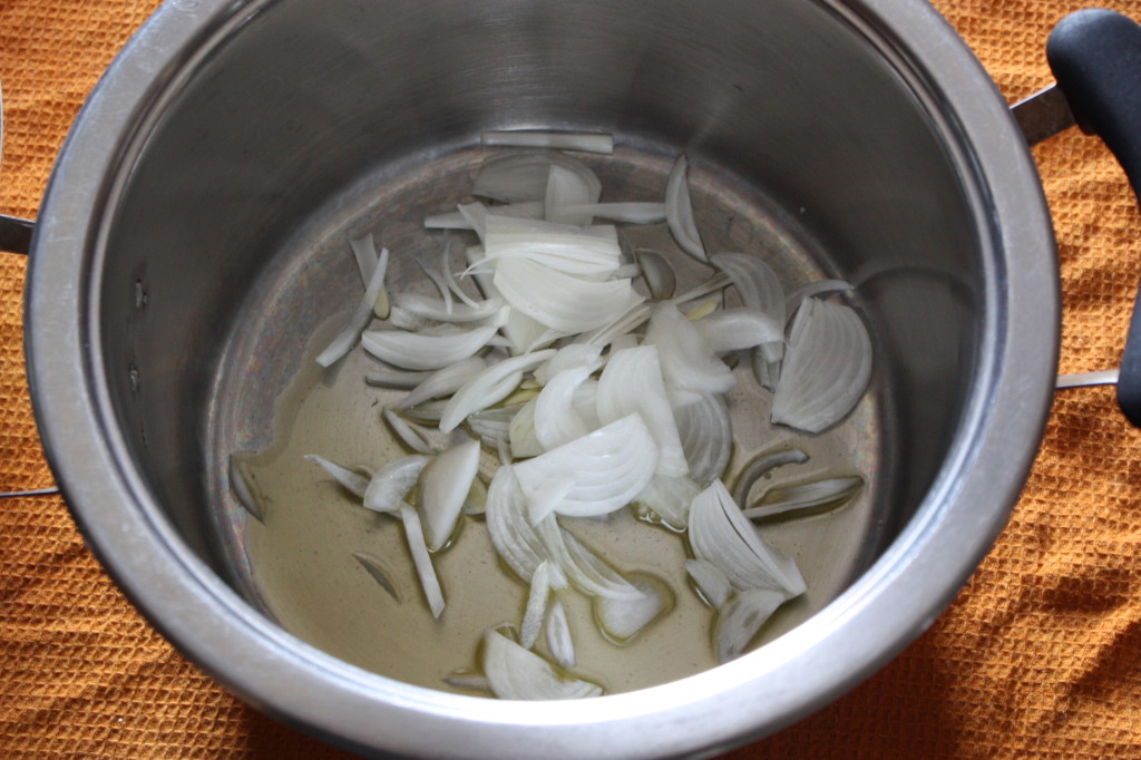 riso venere con funghi, carciofi e mela - saltare la cipolla