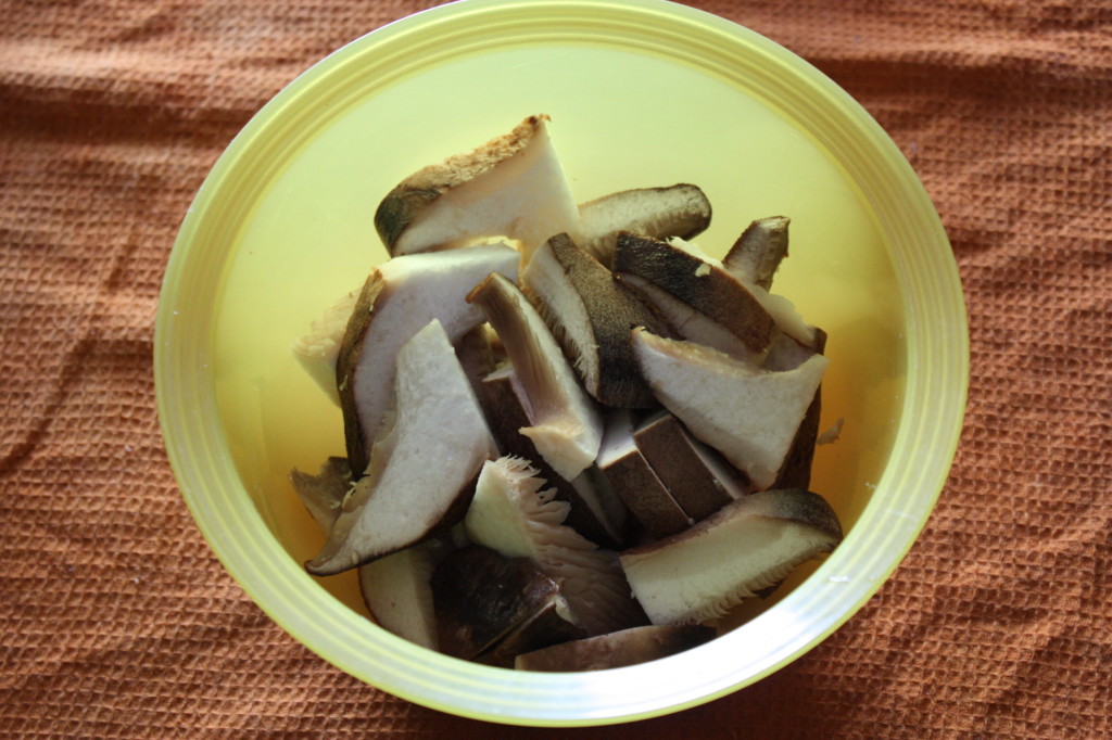 riso venere con funghi, carciofi e mela - tagliare i funghi
