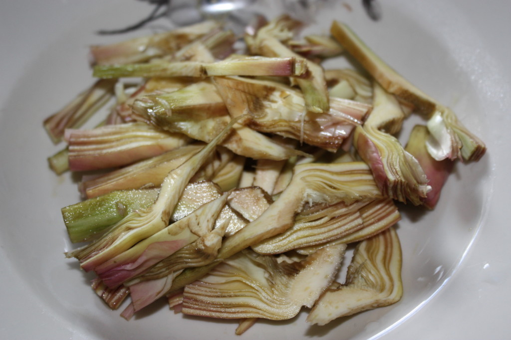 riso venere con funghi, carciofi e mela - tagliare i carciofi